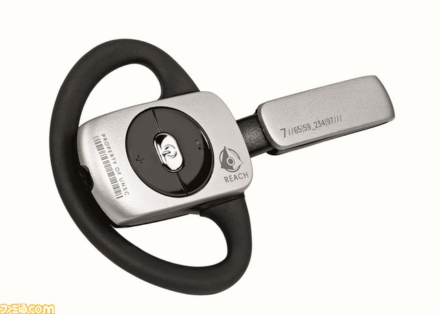 Silver_Headset_Three_Quarter_001