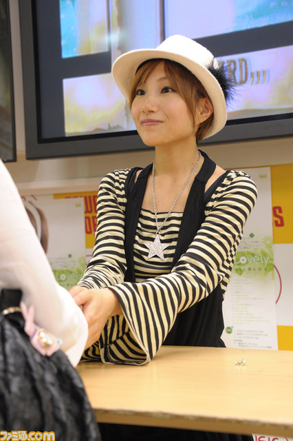 タワレコの中心で「おにぎり！」と叫ぶ 長谷川明子『Simply Lovely』インストアイベント_18