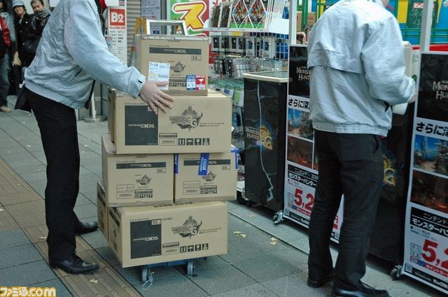 有楽町には100人規模の行列が発生【『MH3G』発売日リポート】_01