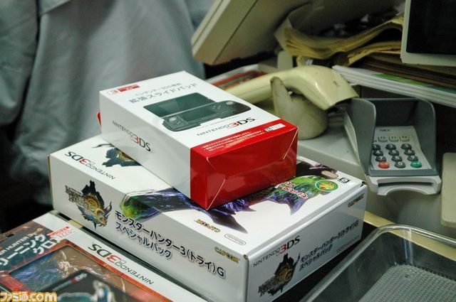 有楽町には100人規模の行列が発生【『MH3G』発売日リポート】_10