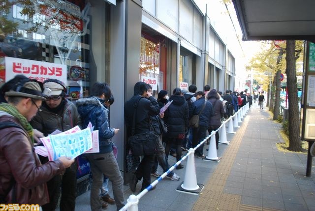 有楽町には100人以上の行列が！――有楽町編【PS Vita発売日リポート】_02