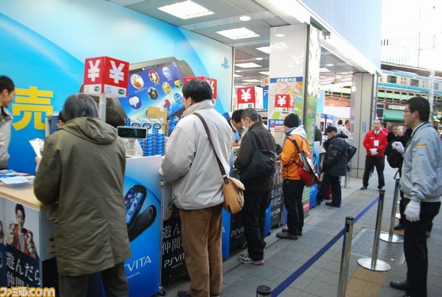 有楽町には100人以上の行列が！――有楽町編【PS Vita発売日リポート】_03