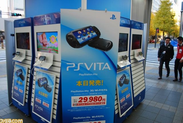有楽町には100人以上の行列が！――有楽町編【PS Vita発売日リポート】_04