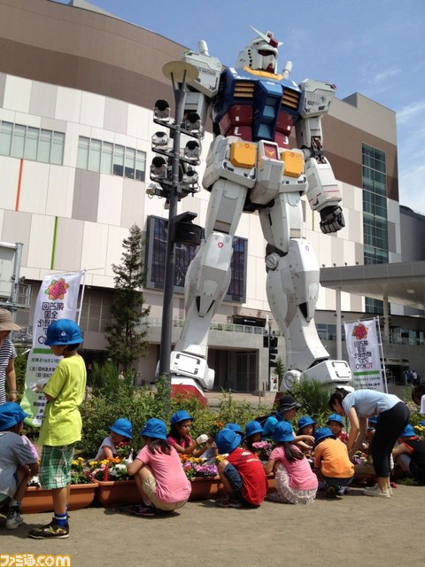 TOKYO ガンダムプロジェクト 2012が“花植えイベント”を開催 参加した120名の児童といっしょに緑化メッセージを発信_02