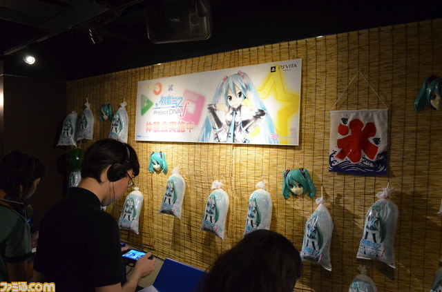 『初音ミク -プロジェクト ディーヴァ- f』夏の体験会リポート! 林プロデューサーとOSTER project氏も来場_01