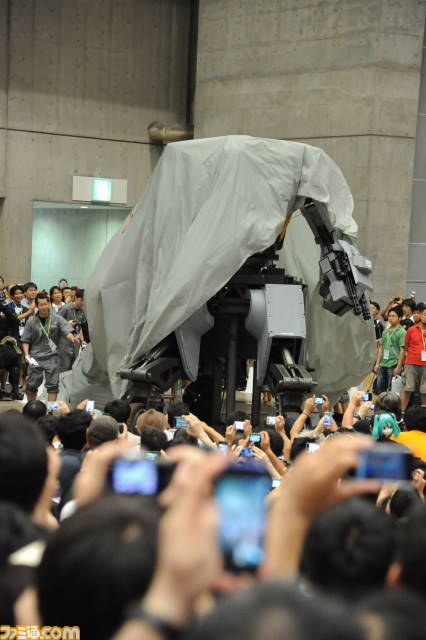 “ワンフェス2012［夏］”で人が搭乗可能なロマン溢れる巨大ロボ“クラタス”がお披露目【動画あり】_37