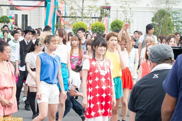 『初音ミク ‐プロジェクト ディーヴァ‐ f』の“みんなで踊ってつくる”CM撮影終了、150人が踊る映像を公開！_09