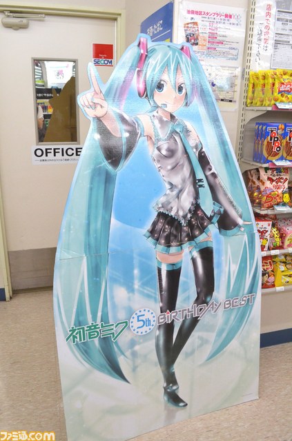 初音ミク×ファミリーマートの大型キャンペーンついにスタート！　池袋には店内一面みっくみくのラッピング店舗が登場_06