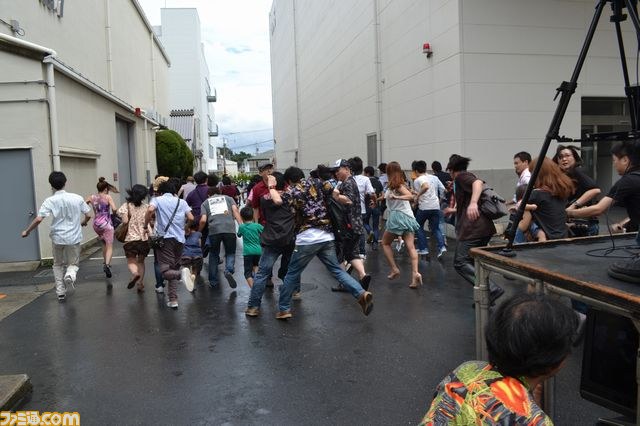撮影快調！　実写版『地球防衛軍』“逃げまどう人”の撮影は、人だけでなく雨も逃げ出すスバラシイものに_09