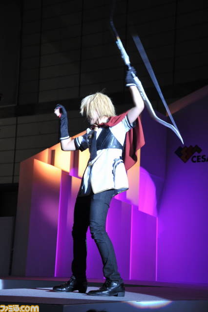 パフォーマンスするコスプレステージ“Cosplay Collection Night @TGS”が今年も開催【TGS2012】_01