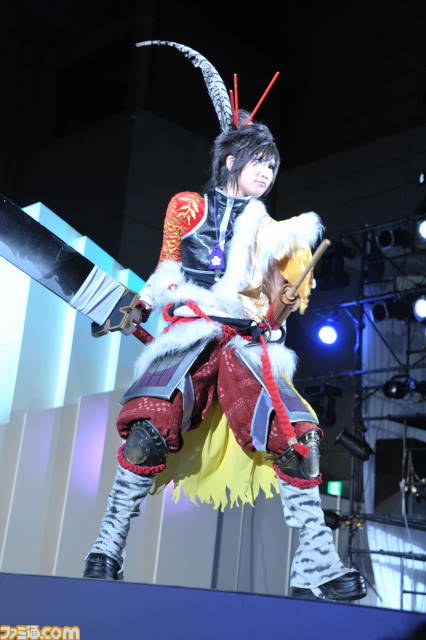 パフォーマンスするコスプレステージ“Cosplay Collection Night @TGS”が今年も開催【TGS2012】_18