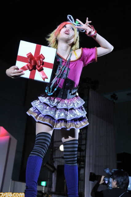 パフォーマンスするコスプレステージ“Cosplay Collection Night @TGS”が今年も開催【TGS2012】_32