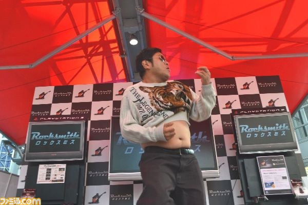 『ロックスミス』のスペシャルイベントが開催、渋谷の真ん中でエアギターが炸裂_04