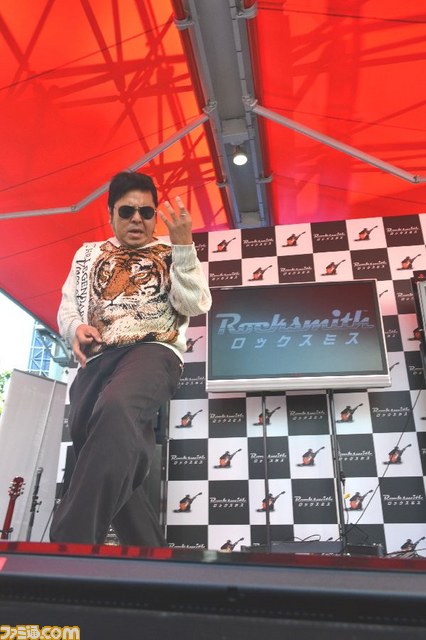 『ロックスミス』のスペシャルイベントが開催、渋谷の真ん中でエアギターが炸裂_05