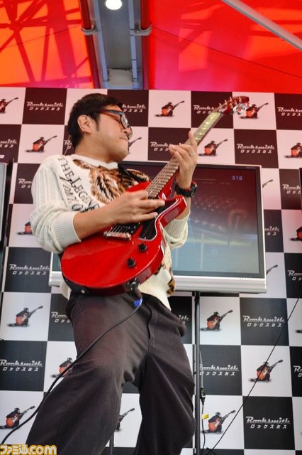 『ロックスミス』のスペシャルイベントが開催、渋谷の真ん中でエアギターが炸裂_08