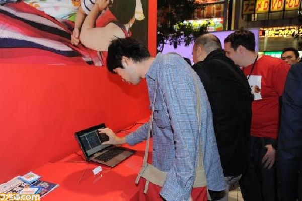 “Windows 8”発売、前夜祭やカウントダウンイベントで東京・秋葉原は大盛り上がり_05