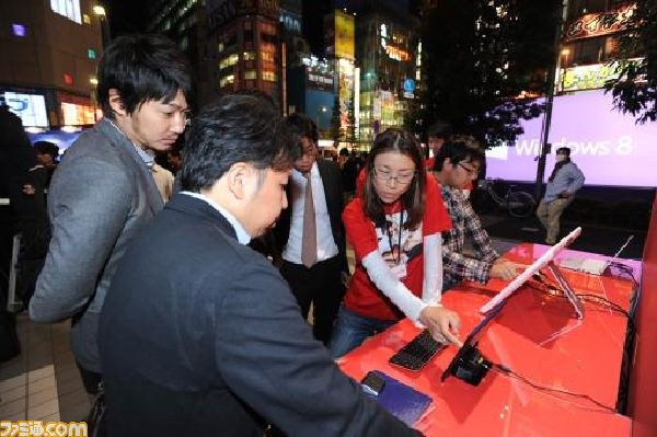 “Windows 8”発売、前夜祭やカウントダウンイベントで東京・秋葉原は大盛り上がり_06