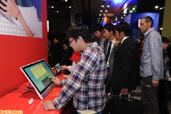 “Windows 8”発売、前夜祭やカウントダウンイベントで東京・秋葉原は大盛り上がり_07