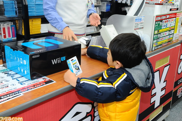 Wii U本日発売 秋葉原には話題のあの人たちも Wii U発売日リポート ファミ通 Com