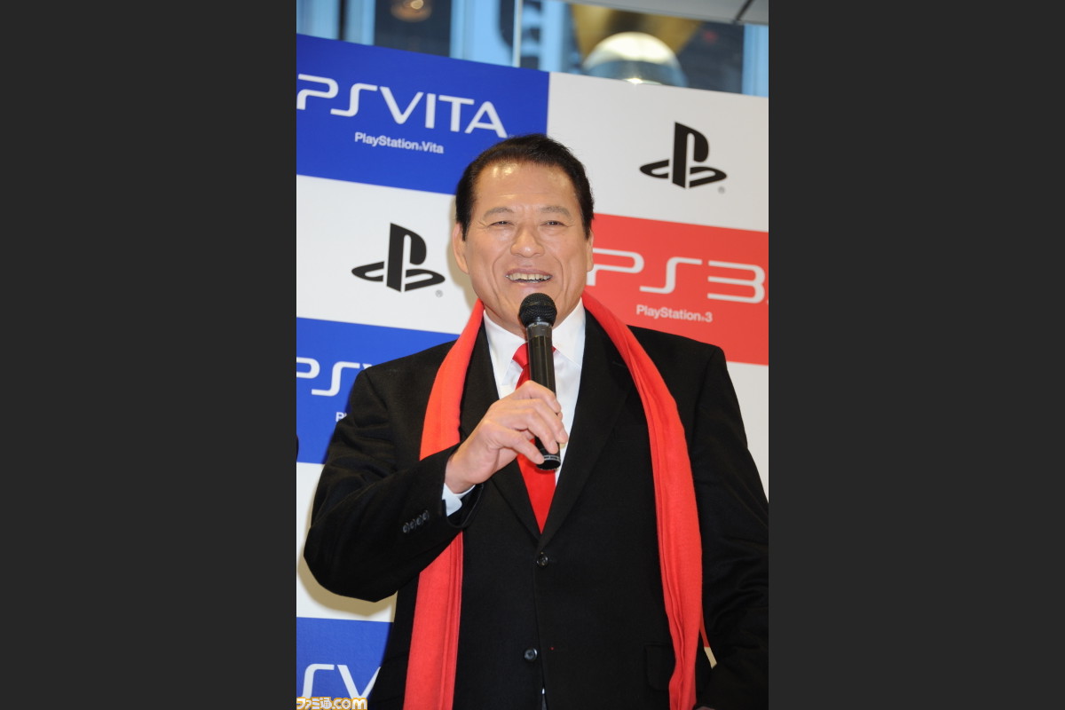 プレイステーションがあれば何でもできる アントニオ猪木が購入者にビンタを贈る発売記念イベントが開催 動画追加 ファミ通 Com プレイステーションがあれば何でもできる アントニオ猪木が購入者にビンタを贈る発売記念イベントが開催 動画追加 ファミ通 Com