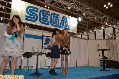 巨人くんも大暴れ！　石川由依さん（ミカサ役）小林ゆうさん（サシャ役）三上枝織さん（クリスタ役）が登場した「進撃の巨人」スペシャルトークショーリポート【ワンダーフェスティバル2013［夏］】_03