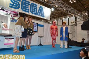 巨人くんも大暴れ！　石川由依さん（ミカサ役）小林ゆうさん（サシャ役）三上枝織さん（クリスタ役）が登場した「進撃の巨人」スペシャルトークショーリポート【ワンダーフェスティバル2013［夏］】_09