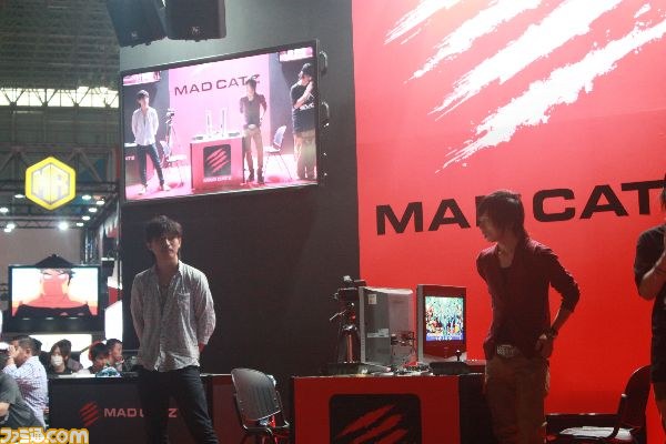 マッドキャッツブースで『ブレイブルー』有名プレイヤーが火花を散らす！【TGS2013】_03