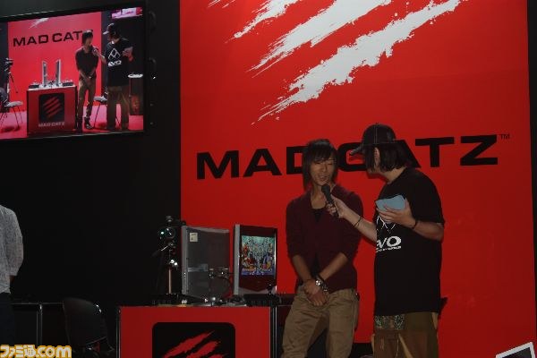 マッドキャッツブースで『ブレイブルー』有名プレイヤーが火花を散らす！【TGS2013】_06