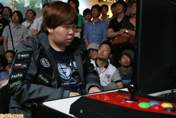 世界の強豪プレイヤーがマッドキャッツブースに集結！ 『スパIV AE 日本大会』をリポート【TGS2013】_03