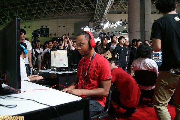 世界の強豪プレイヤーがマッドキャッツブースに集結！ 『スパIV AE 日本大会』をリポート【TGS2013】_04