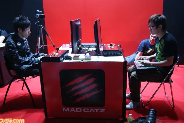 世界の強豪プレイヤーがマッドキャッツブースに集結！ 『スパIV AE 日本大会』をリポート【TGS2013】_06
