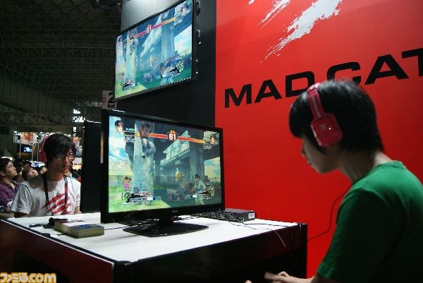 世界の強豪プレイヤーがマッドキャッツブースに集結！ 『スパIV AE 日本大会』をリポート【TGS2013】_11