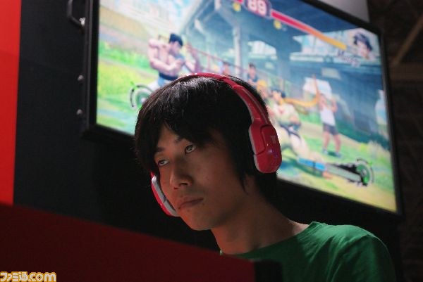 世界の強豪プレイヤーがマッドキャッツブースに集結！ 『スパIV AE 日本大会』をリポート【TGS2013】_12