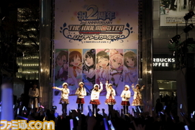 新宿アルタ前をシンデレラガールズがジャック アイドルマスター シンデレラガールズ 2周年記念イベントリポート ファミ通 Com