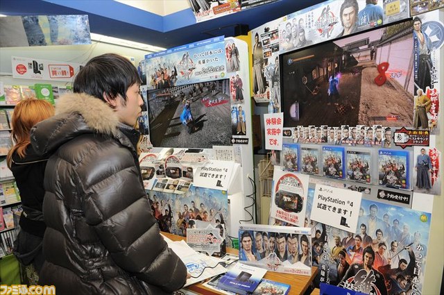 『龍が如く 維新!』名越氏&横山氏のサイン会がゲームズマーヤにて実施 国内初プレイステーション4版の試遊台がお目見え_10