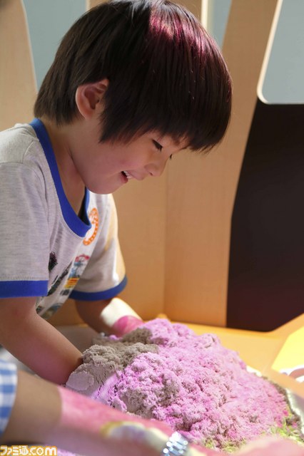 不思議な砂遊び『え～でるすなば』が初の20台大規模設置！　セガが新たな遊び場イベント“え～でるタウン”を開催_02