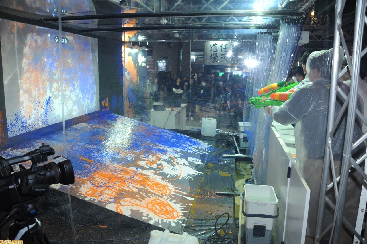 ホントにインクが撃てちゃう スプラトゥーン 体験や11人対11人のリアル Fifa15 など リアルゲームエリアはこんな感じ 闘会議15 ファミ通 Com