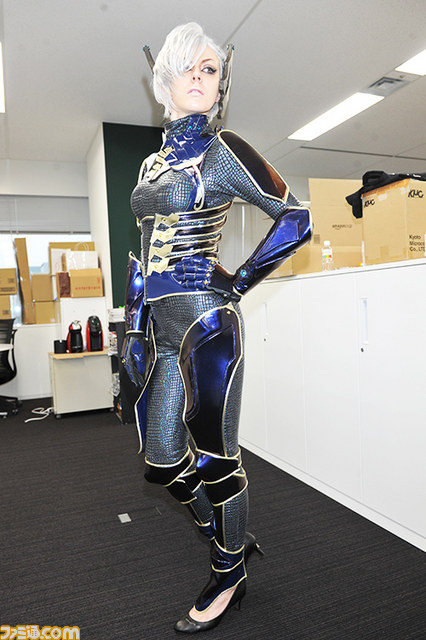 『TERA』ボディースーツ姿の美女“ヘビーガンナー”がファミ通編集部に来襲！　新クラスの性能は先行体験会で明かされる！_12