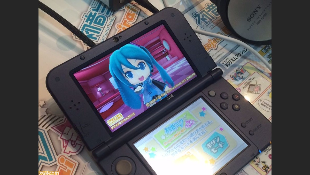 初音ミク Project Mirai でらっくす 画面の中にミクダヨーさんが ブース付近では 週刊ファミクー 配布中 ニコニコ超会議15 ファミ通 Com