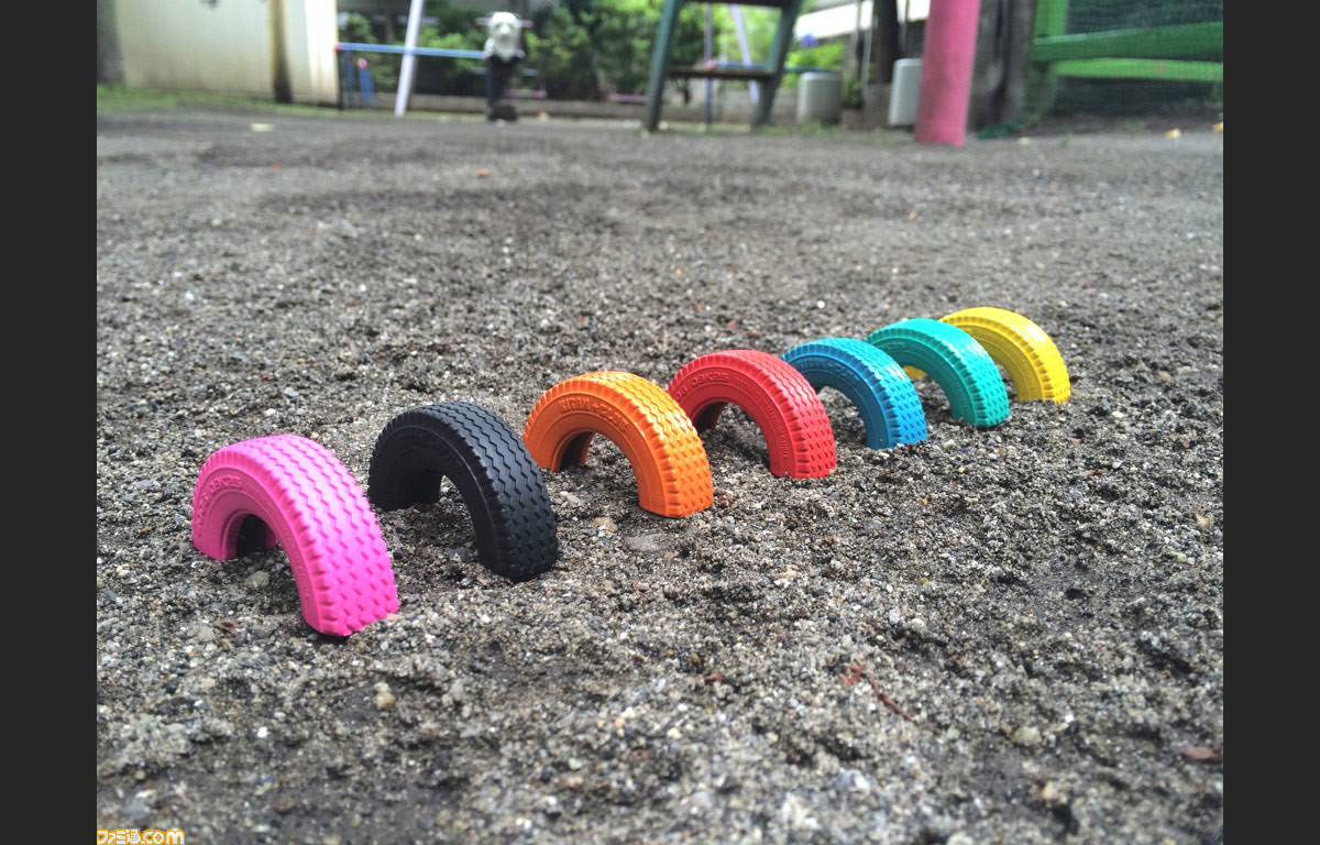 校庭に半分埋まっている謎アイテムのミニチュアが登場 ファミ通 Com