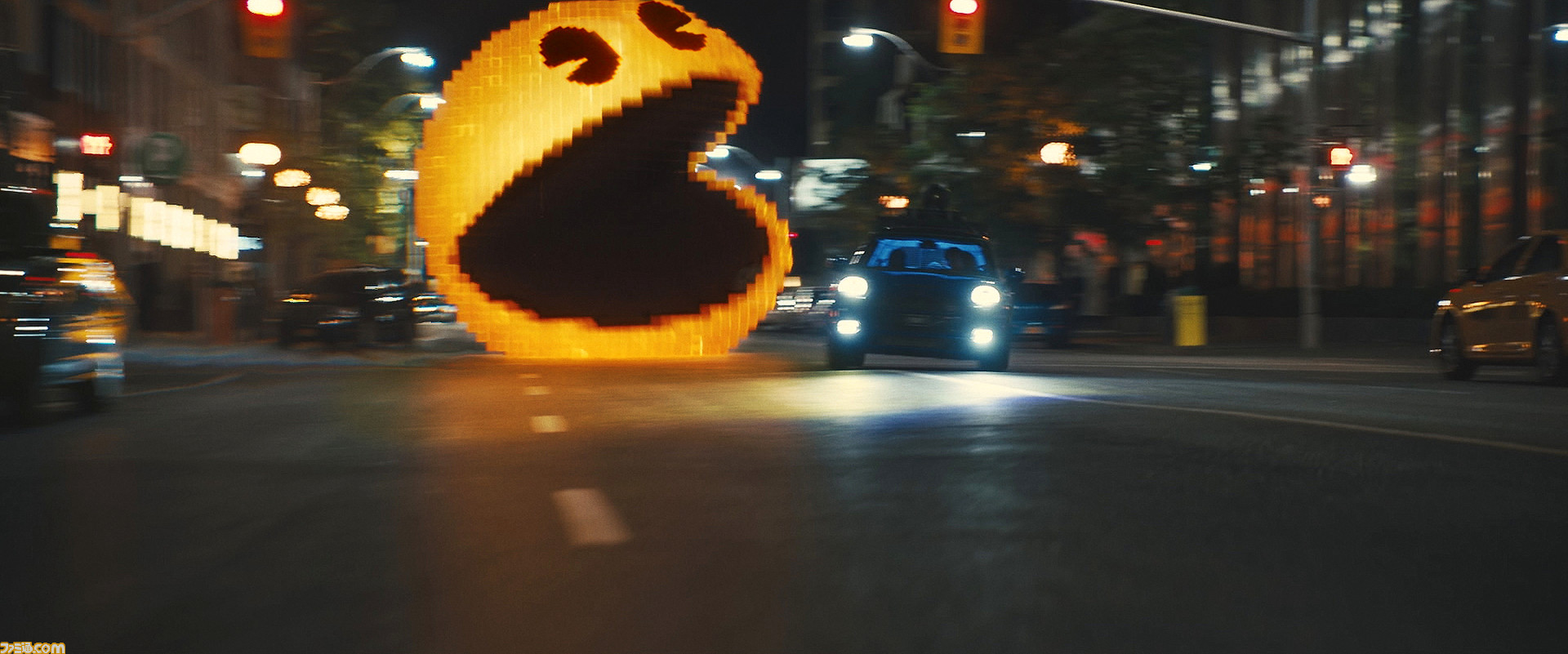 映画 ピクセル ファミコンの日 記念 ゲームに忠実すぎるパックマンの戦闘シーンが到着 動画あり ファミ通 Com 映画 ピクセル ファミコンの日 記念 ゲームに忠実すぎるパックマンの戦闘シーンが到着 動画あり ファミ通 Com