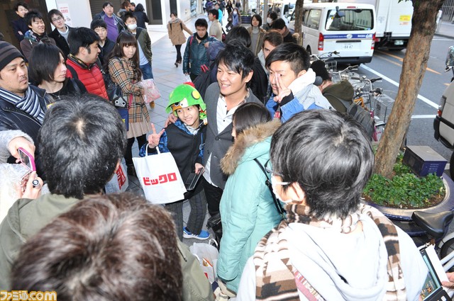 『モンスターハンタークロス』新宿ビックロで発売記念イベント開催！　井上聡さん、武井壮さんとファンたちが発売をお祝い【『MHX』発売日リポート】 _34