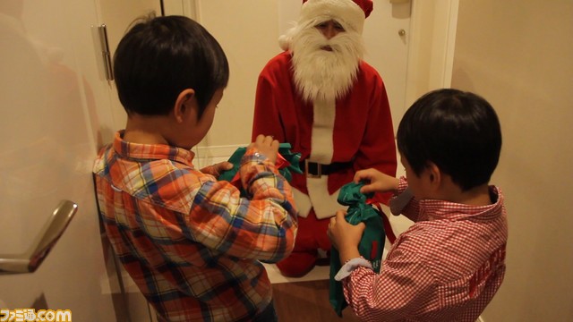 “モンスト クリスマスプロジェクト〜Thank you for...〜”で、サンタクロースが3DS本体と『モンスターストライク』を子どもたちにプレゼント！_06