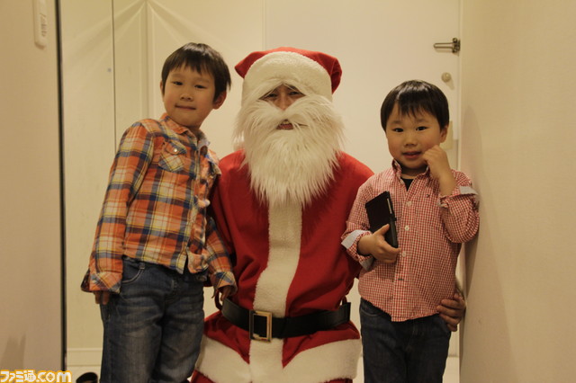“モンスト クリスマスプロジェクト〜Thank you for...〜”で、サンタクロースが3DS本体と『モンスターストライク』を子どもたちにプレゼント！_05