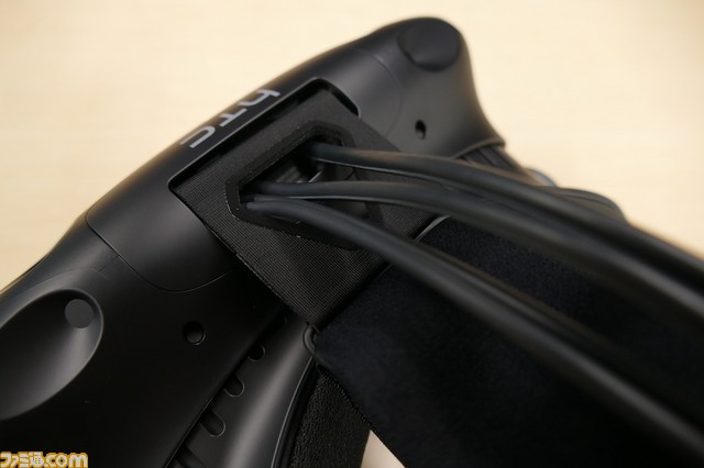 【開封の儀】VRデバイスの本命“HTC Vive”の製品版が編集部に到着！　さっそく開封してセット内容を大公開!!_15