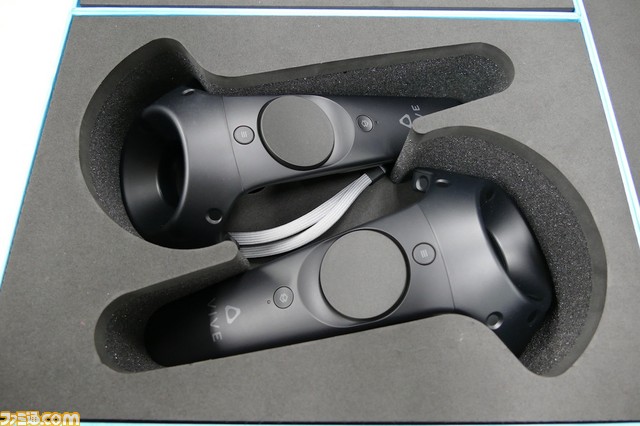 【開封の儀】VRデバイスの本命“HTC Vive”の製品版が編集部に到着！　さっそく開封してセット内容を大公開!!_10