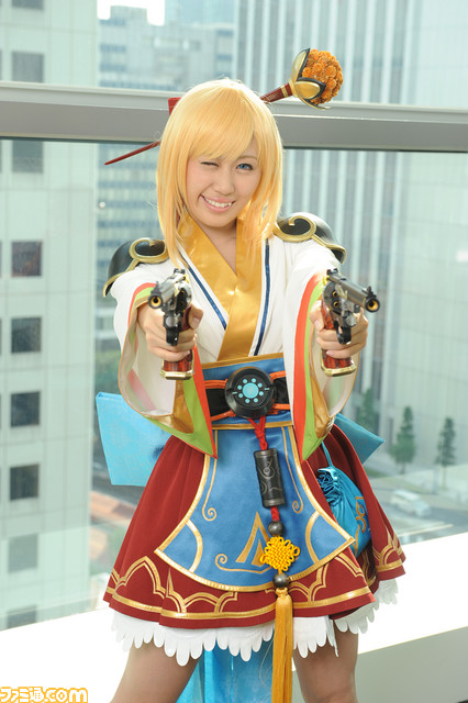 仮面女子・楠木まゆさんがファミ通に襲来！ 『エルソード』の新キャラ・ロゼをコスプレ姿でPR_06
