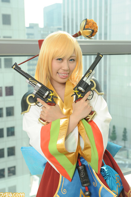 仮面女子・楠木まゆさんがファミ通に襲来！ 『エルソード』の新キャラ・ロゼをコスプレ姿でPR_05