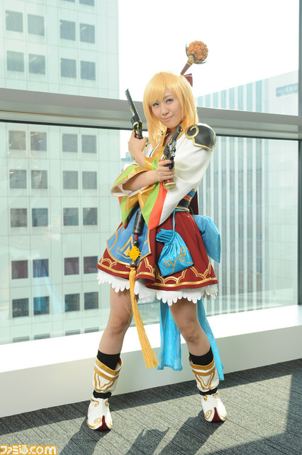 仮面女子・楠木まゆさんがファミ通に襲来！ 『エルソード』の新キャラ・ロゼをコスプレ姿でPR_04
