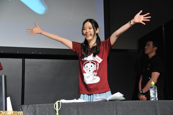 今井麻美さん、原由実さん、青木瑠璃子さんが来場者とゲーム対決! ファミ通フェス2016 声優チャンネルステージリポート_07